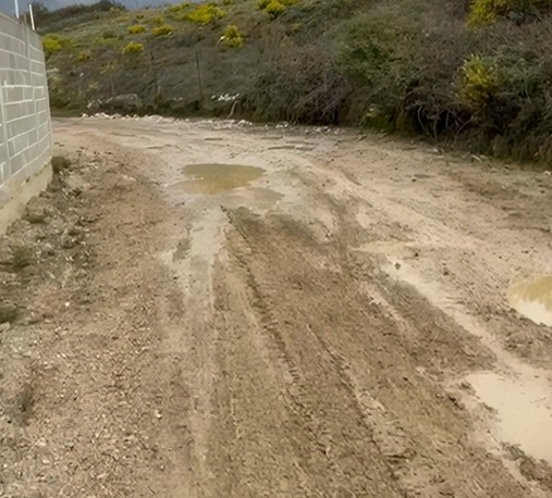 Rruga që lidh 2 repartet ushtarake si në kohë lufte, e harruar nga Bashkia Tiranë