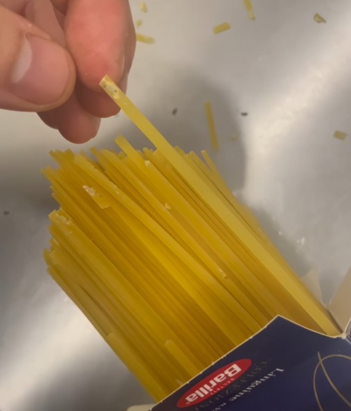 Makaronat e “Big Marketit” zënë miza, Manushi i AKU-së fle gjumë