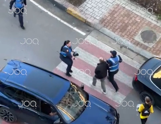 Dalin pamjet e arrestimit te kuzhinierit që vrau me thikë kamarierin në Tiranë