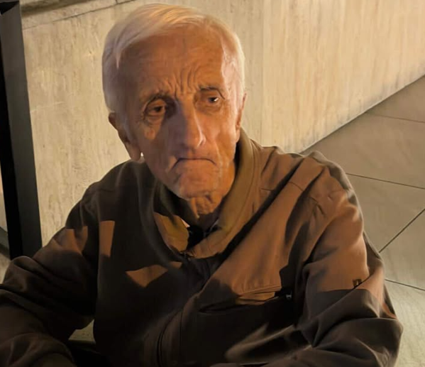 Gjendet një i moshuar i humbur në Tiranë, kërkohet ndihmë për gjetjen e familjes së tij