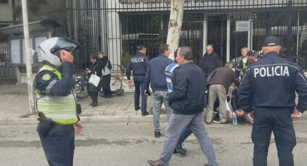 Të shtënat me armë në Gjykatën e Apelit Tiranë, plagosen babë e bir