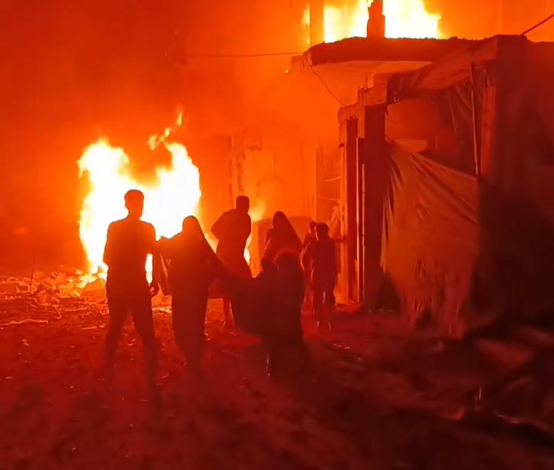 Dalin pamjet nga sulmi ajror izraelit në Gaza, banorët vrapojnë mes flakëve për të shpëtuar