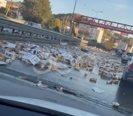 Aksidenti i pazakontë, autostrada “pushtohet” nga pakot me ‘Amita’