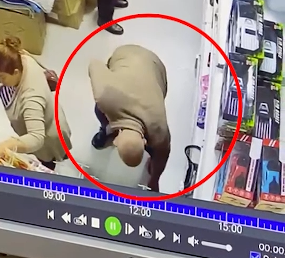 Gjesti i turpshëm  Burri merr portofolin që i bie një gruaje dhe e fut në xhep