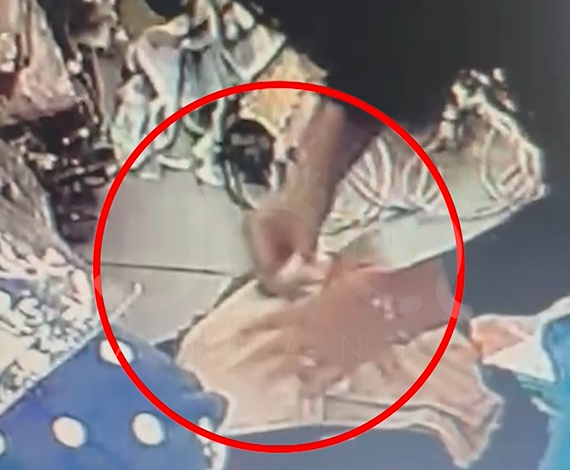 I ra unaza në qese teksa ndihmonte klienten: Është kujtim nga im bir, ju lutem ma ktheni!