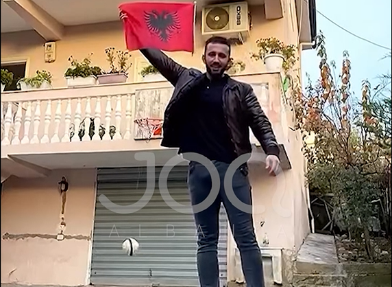 “Zoti i bashkoftë trojet shqiptare”, i riu tropojan na përshëndet me talentin e tij