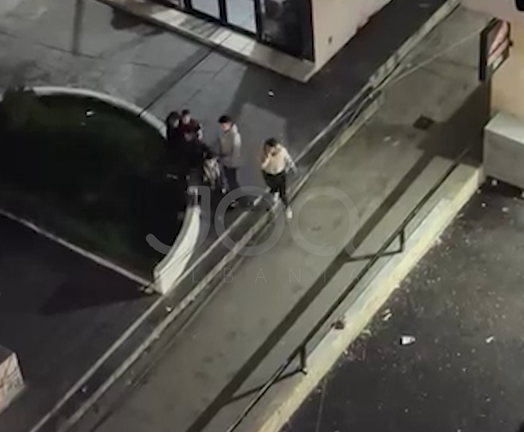 “Fëmijët u hedhin kapsolla kalimtarëve, kanë një javë që nuk pushojnë”