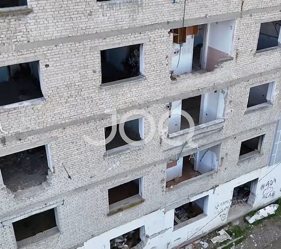 “Pallati i shpallur për shembje që prej 2019 ende në këmbë, Bashkia Tiranë s’ka marrë asnjë masë”