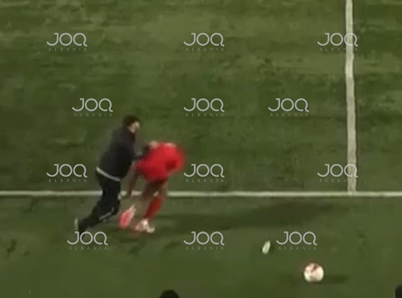 Skandal në kampionatin U-18: Trajneri i Partizanit përplas në tokë lojtarin e tij, videoja fshihet nga YouTube pas incidentit