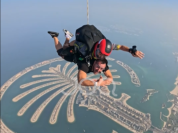 Shqiptari hidhet me parashutë mbi Dubai me bluzën e UÇK