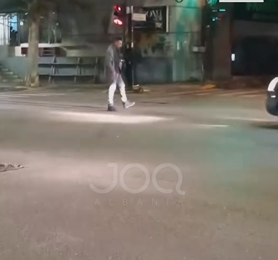 “Tapë” dhe duke ecur në mes të rrugës, burri i dehur bëhet burim aksidenti