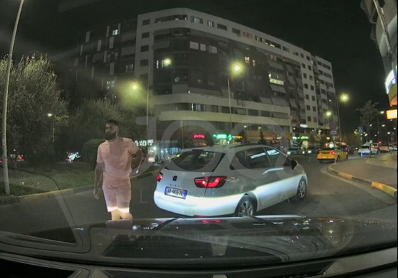 Çudira nga Astiri! Shoferi ‘parkon’ në rrethrrotullim dhe largohet si pa të keq