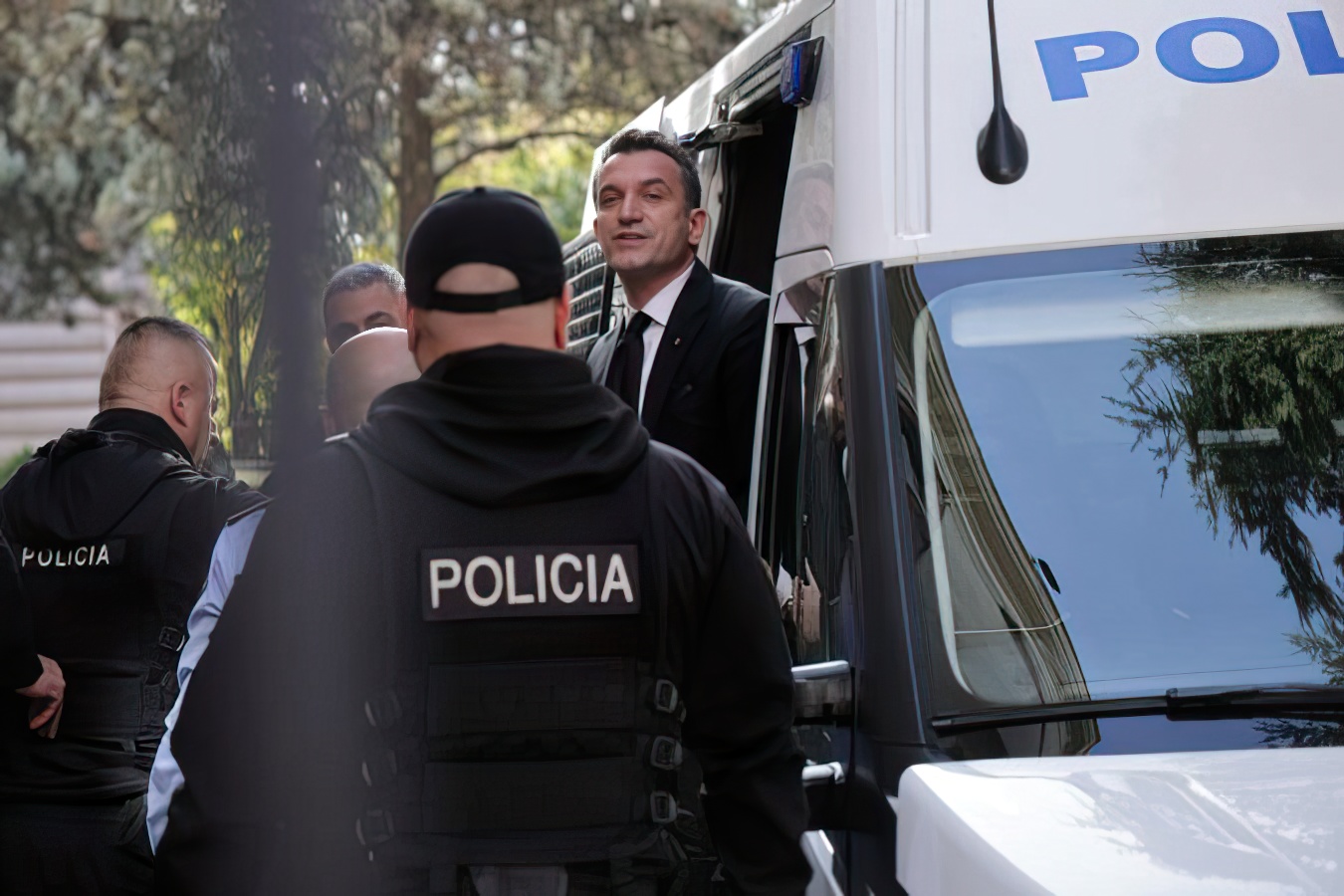 Me pranga në duar, Veliaj mbërrin në Gjykatën Kushtetuese