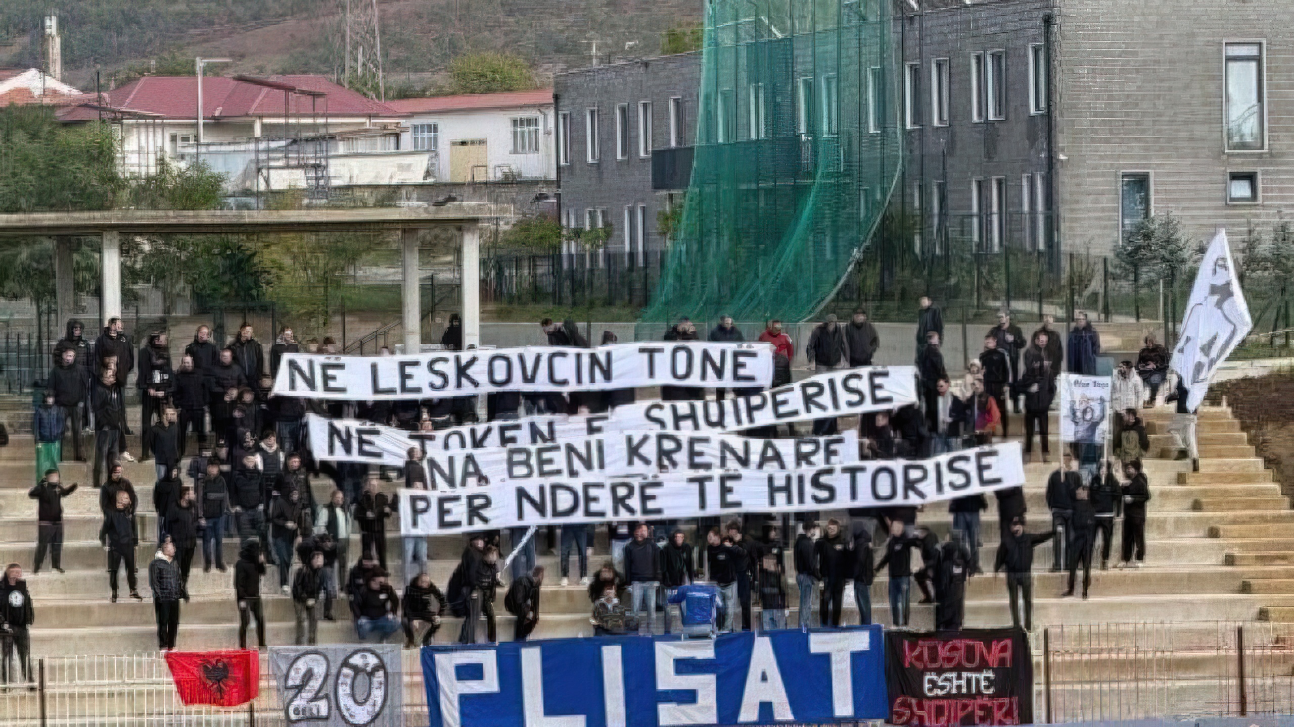 “Në Leskovcin tonë, në tokën e Shqipërisë”, ‘Plisat’ e Prishtinës ndezin atmosferën në prag të ndeshjes historike