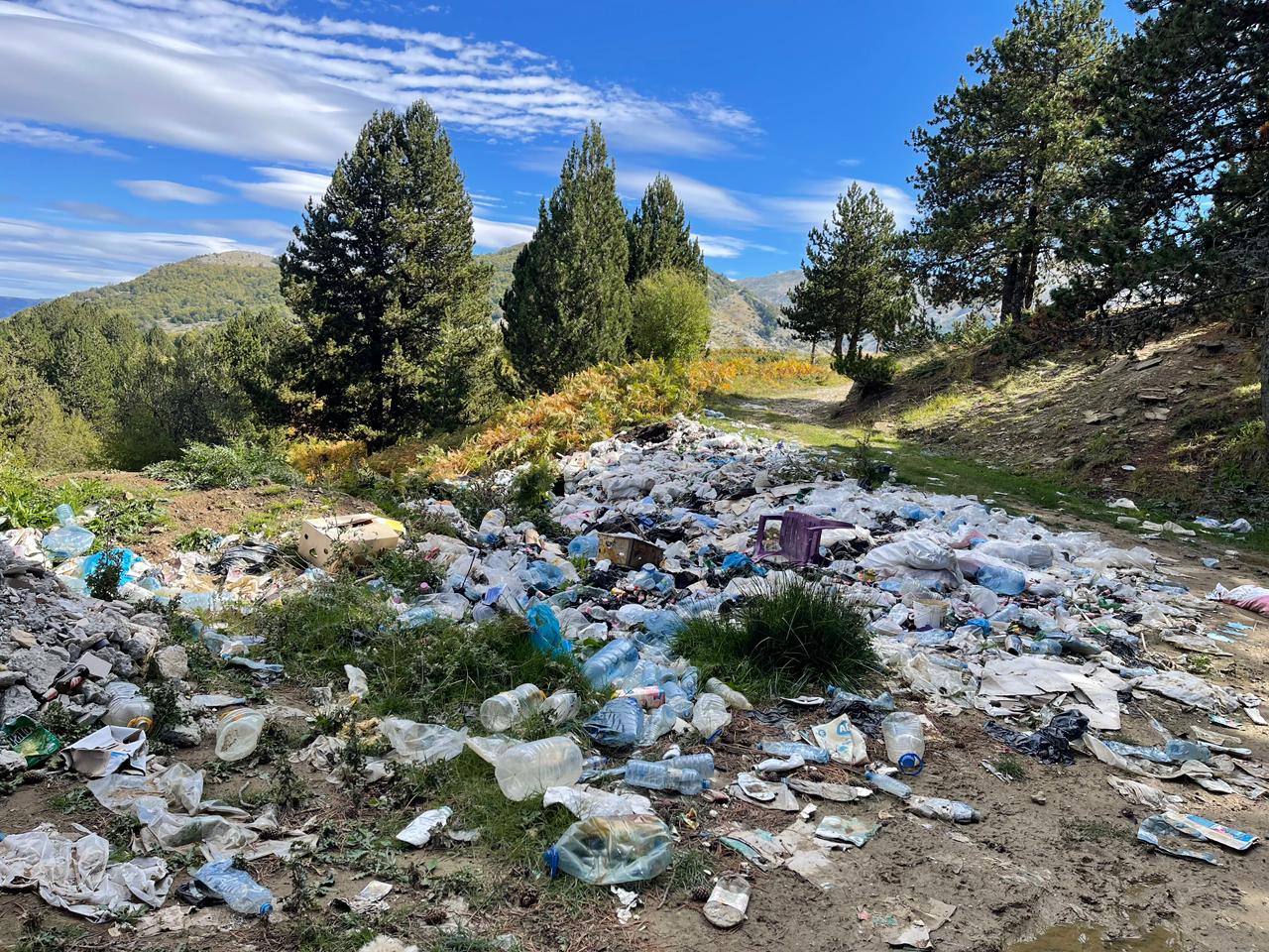 Qytetari denoncon: Pelegrinazhi i bektashinjve në malin e Tomorrit lë pas plehra