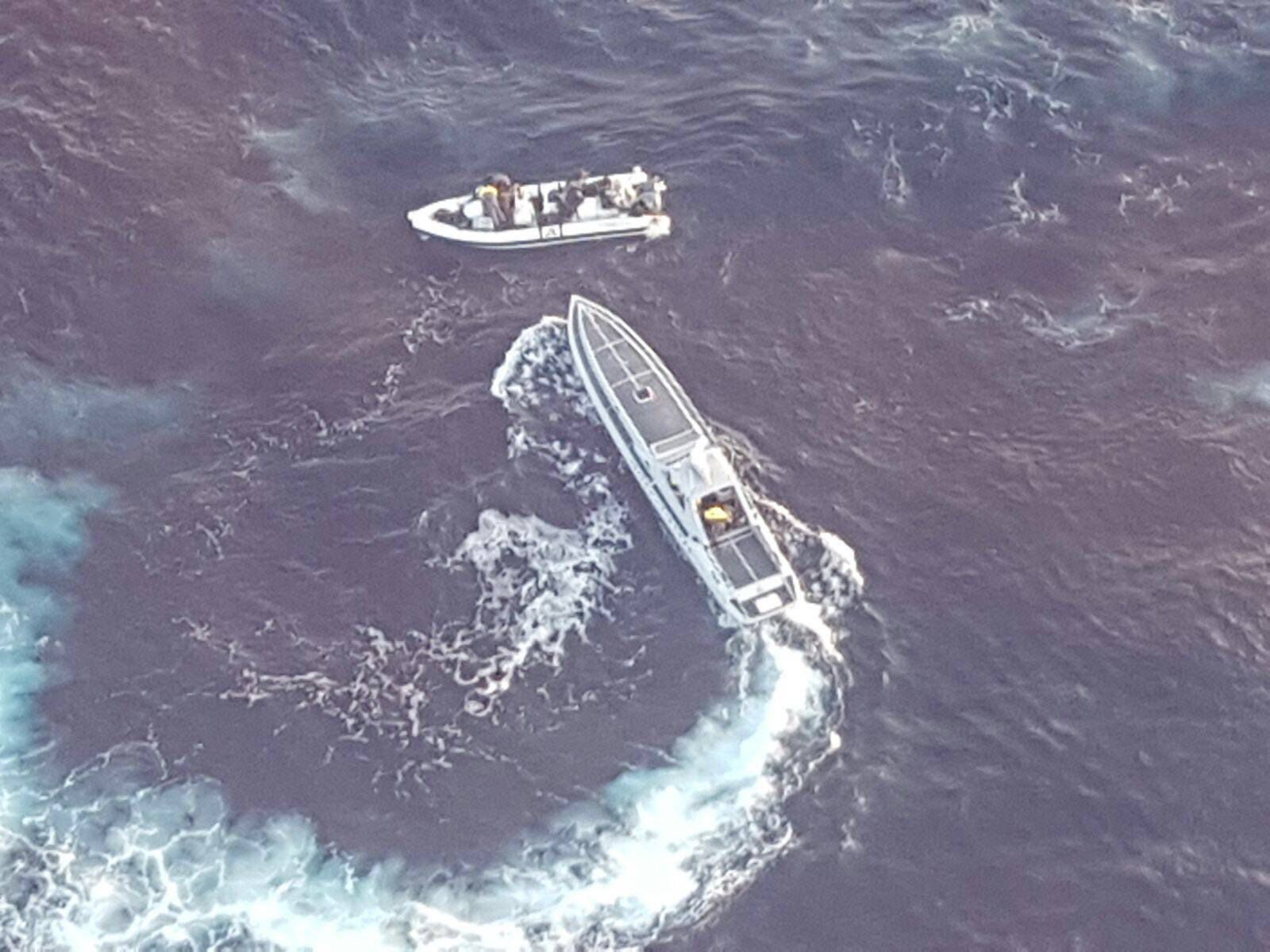 U nis me drogë nga Saranda/ Shqiptari lëshon sinjalin “SOS” nga gomonia, shpëtohet dhe arrestohet nga policia greke!