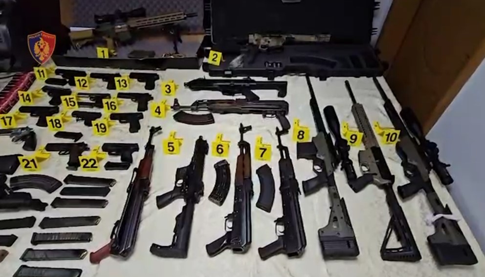 Për ku ishte nisur? 34-vjeçari me furgon kapet me 12 Beretta, Glock, Rex Delta, Tanfoglio dhe 5 snajperë