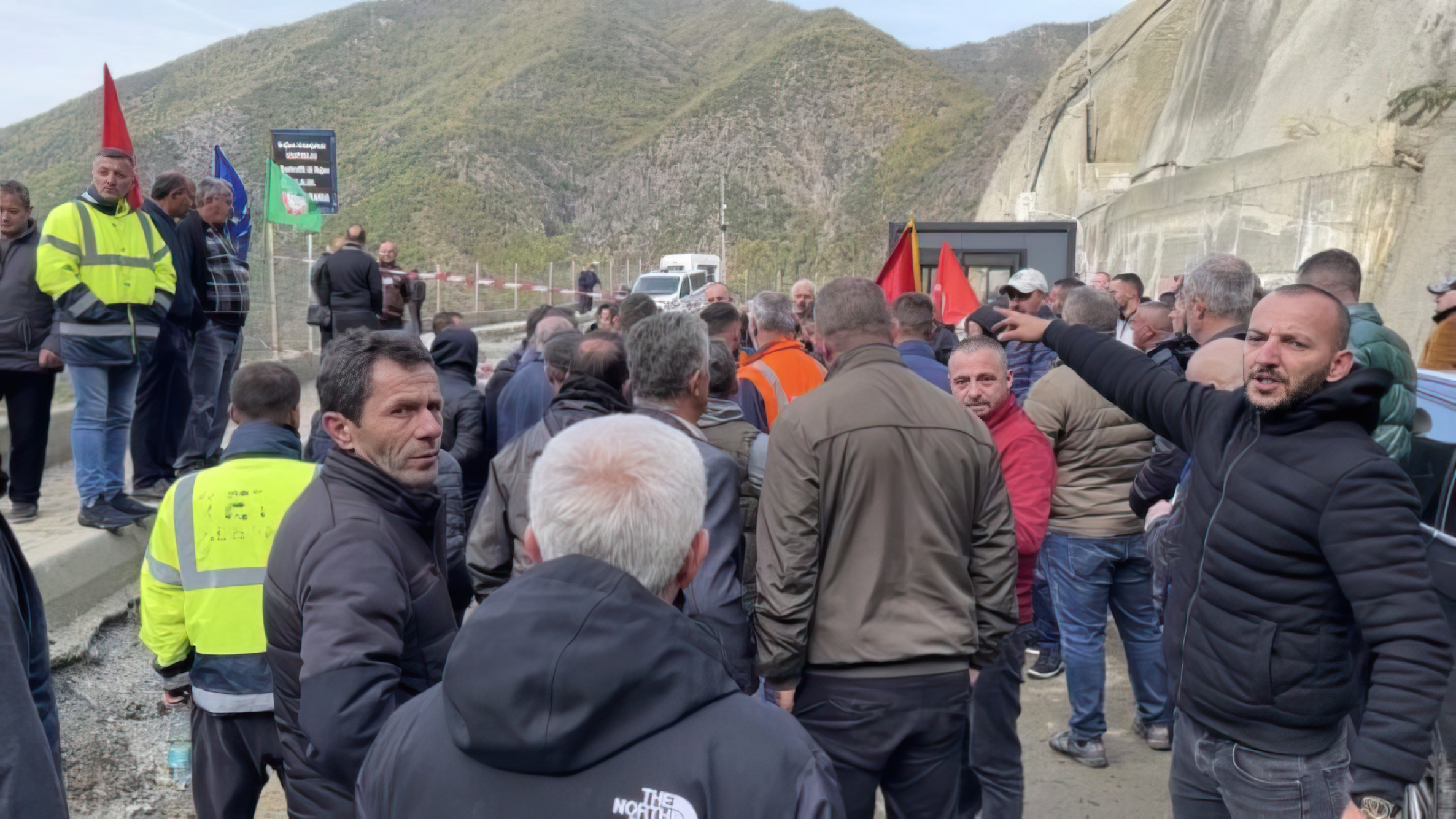 Minatorët e Spaçit vijojnë protestën  prej 10 ditësh kërkojnë paga dhe kushte më të mira pune