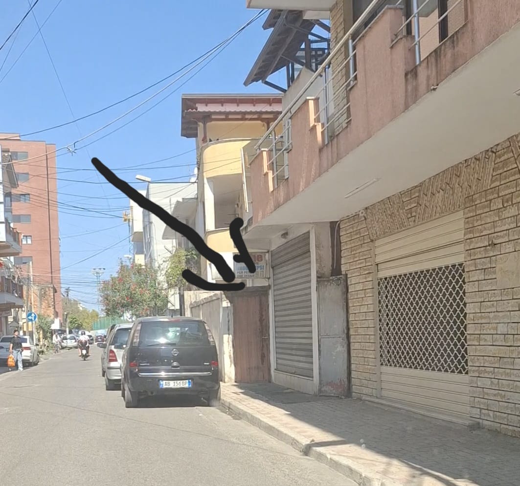 Mësuesja e gjimnazit “Naim Frashëri” Durrës: Trotuari bllokohet nga muri, rrezik për nxënësit