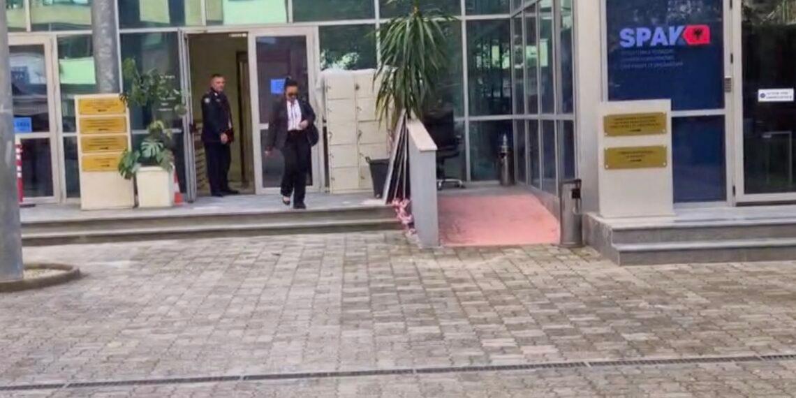 Balluku merr avokate kundër SPAK të motrën Pamelën