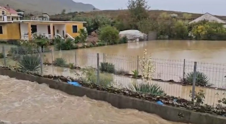 Reshje të dendura në Shkodër, përmbyten banesa, Lumi Glinë rrezikon daljen nga shtrati
