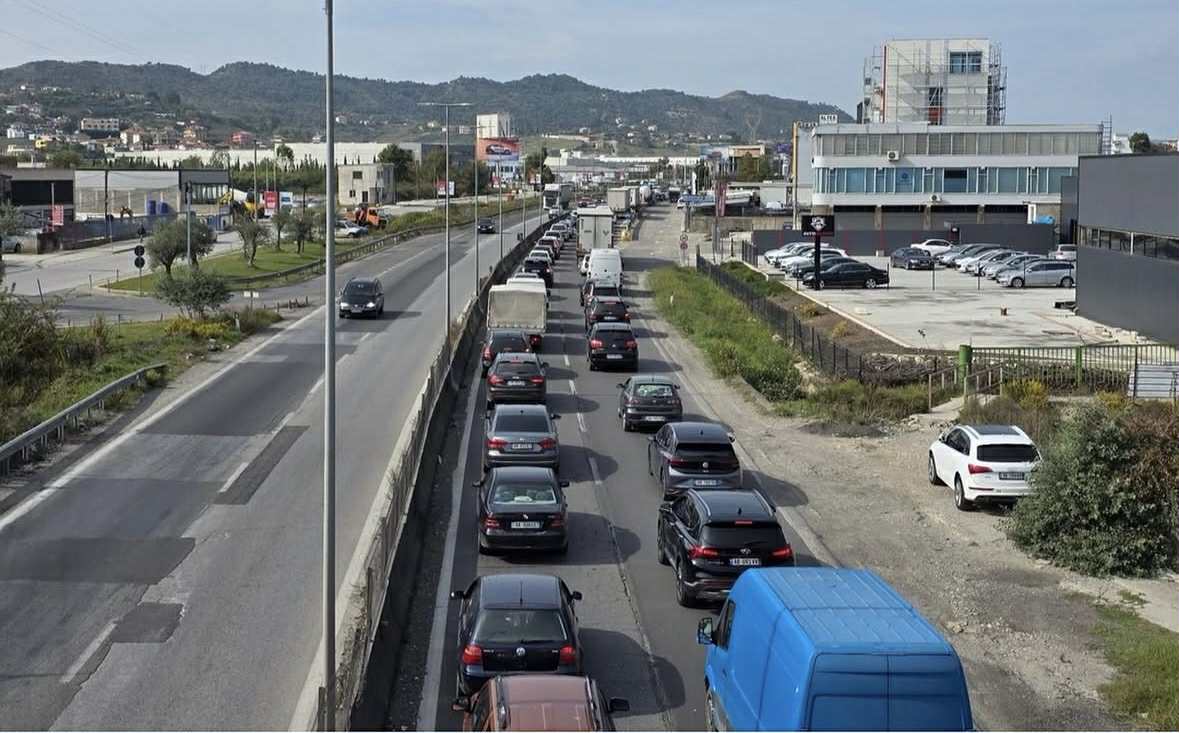 Kaosi dhe trafiku kilometrik në autostradën Tiranë Durrës  ndërpriten punimet