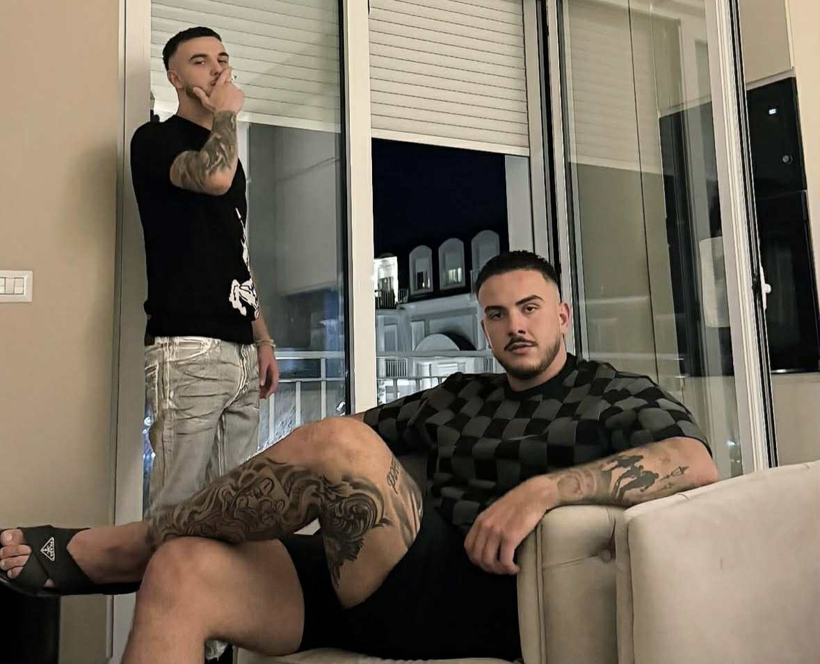 Rrahu policin dhe theu derën e Komisariatit, lihet në burg djali i Valbona Selimllarit