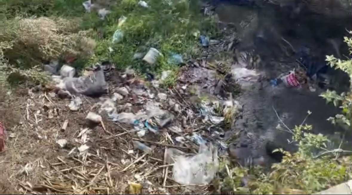 Ndotje alarmante në lumin e fshatit Biçkë, shtrati mbushet plot me mbeturina