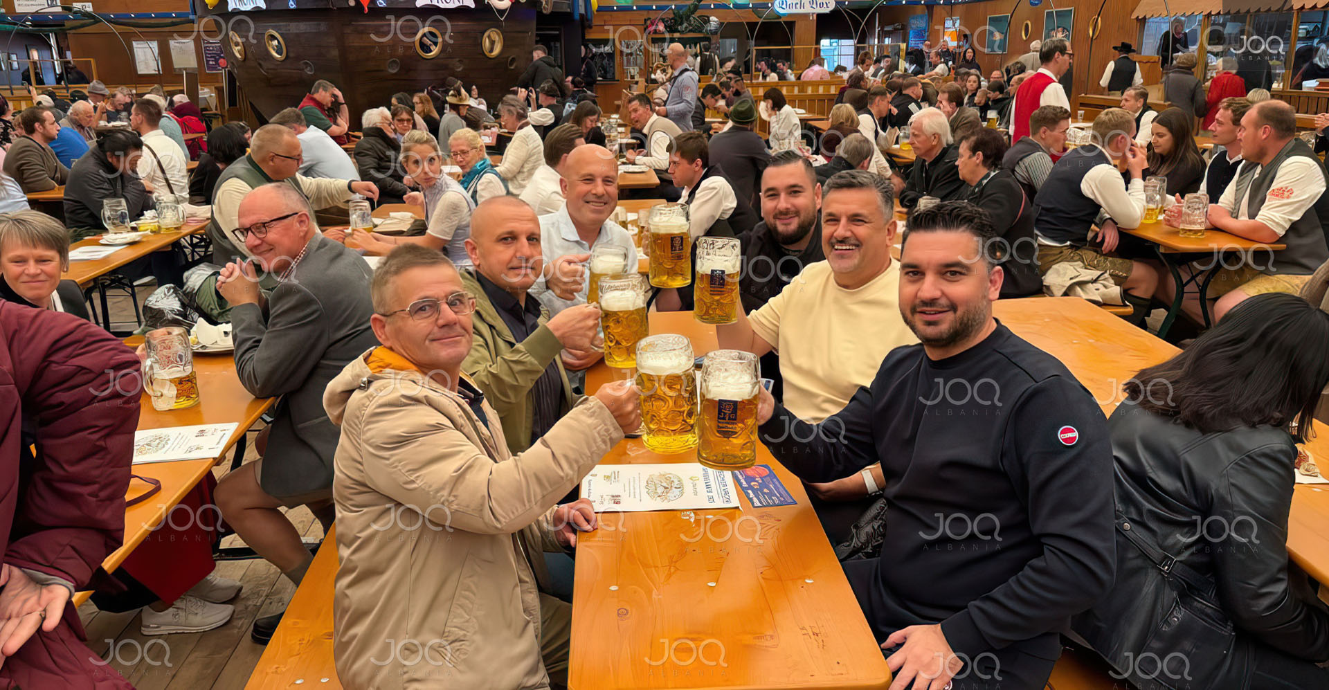 Fisnik Qosja feston me birra në Oktoberfest, qytetarët notojnë në baltë
