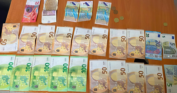 Shembull për t u ndjekur  10 vjeçari nga Ferizaj dorëzon portofolin me 1130 euro në polici