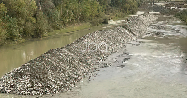 Masakër mbi Shkumbin: “Firma që po bën autostradën shfrytëzon lumin pa kriter”