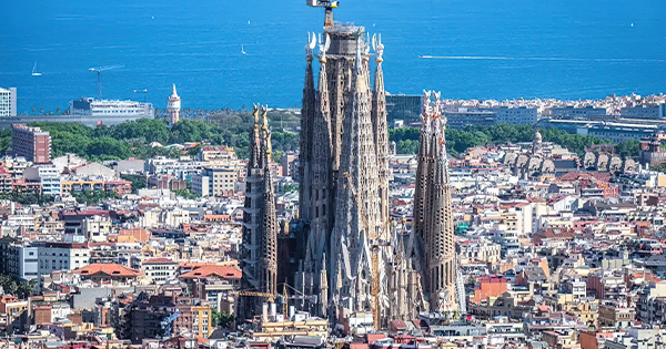 Rekord historik: “Sagrada Familia” shpallet katedralja më e lartë në botë