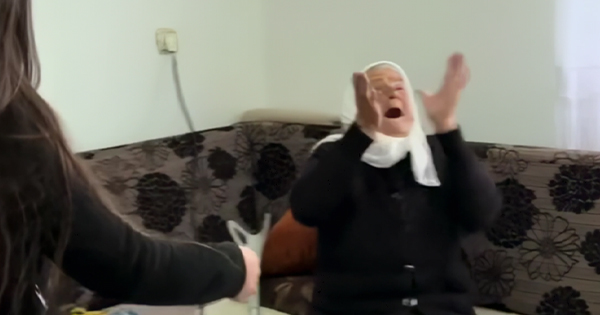 Reagimi i gjyshes kur takon mbesën pas 4 vitesh në kurbet