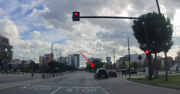 “Vrasës me pagesë apo policë?” Makina kalon me të kuqe