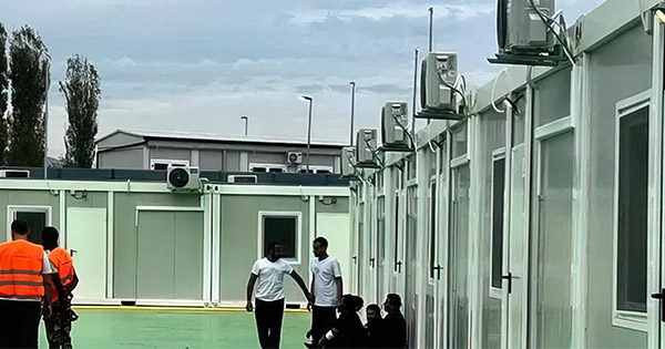 Deputetët italianë vizitojnë papritur Gjadrin: Situata alarmante dhe trajtime të rënda