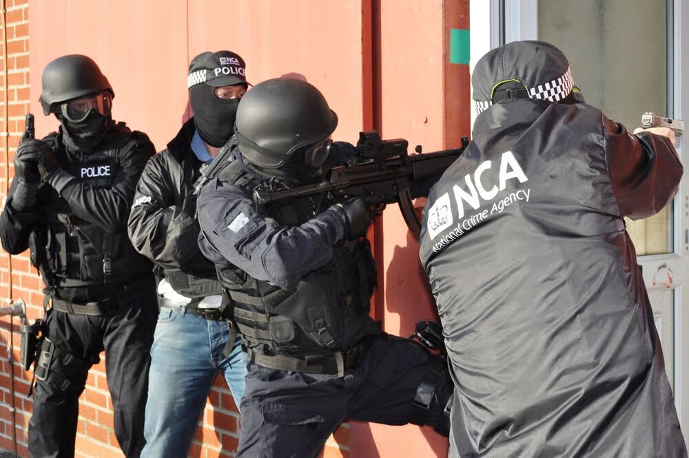 Policia britanike zbarkon në Ballkan, në shënjestër “Çunat e Londrës” në Shqipëri