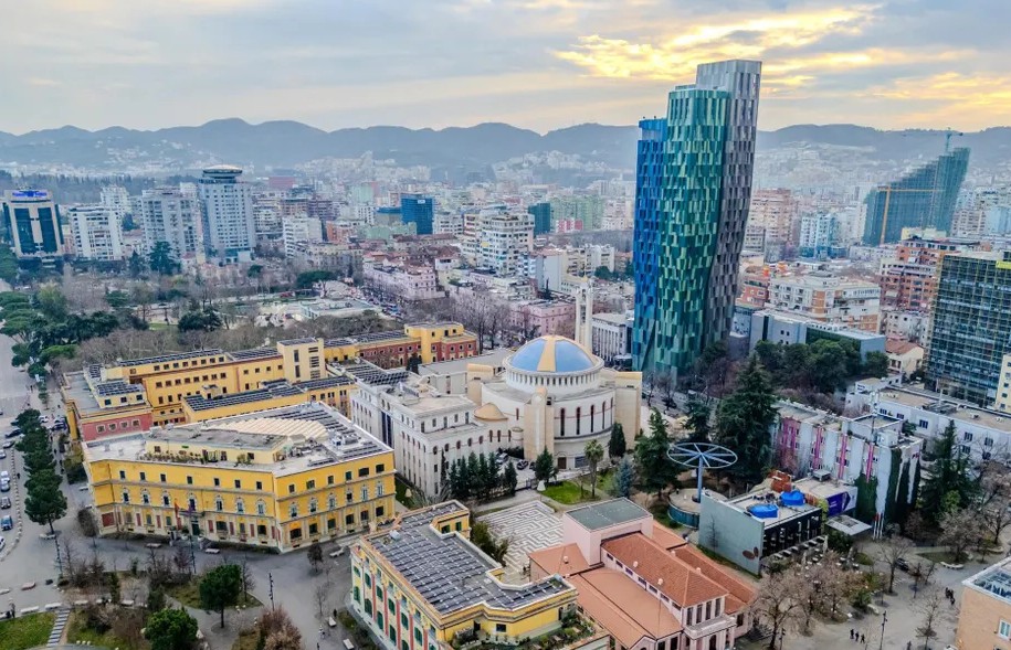 Ia kalon edhe Milanos  në Tiranë duhen 18 vite për të blerë një apartament