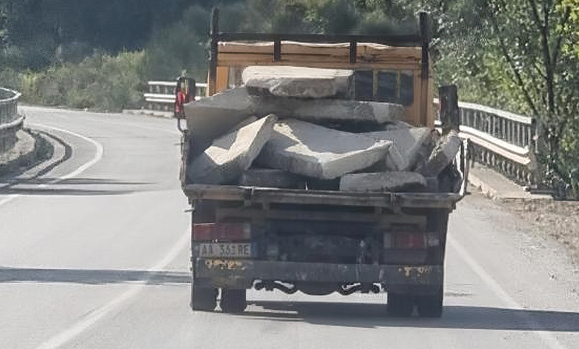 Kamioni plot pllaka betoni pa masa sigurie në Rrugën e Arbrit, rrezik serioz për shoferët