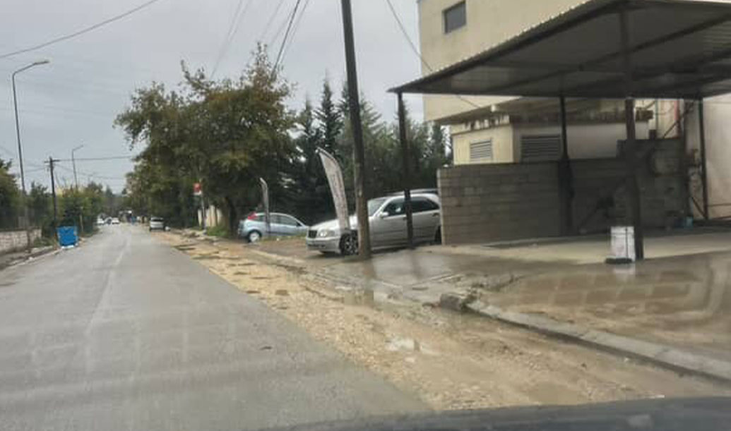 “Rruga në Tufinë e dëmtuar nga kamionët, parkimet dhe punimet e OSHEE krijojnë trafik”