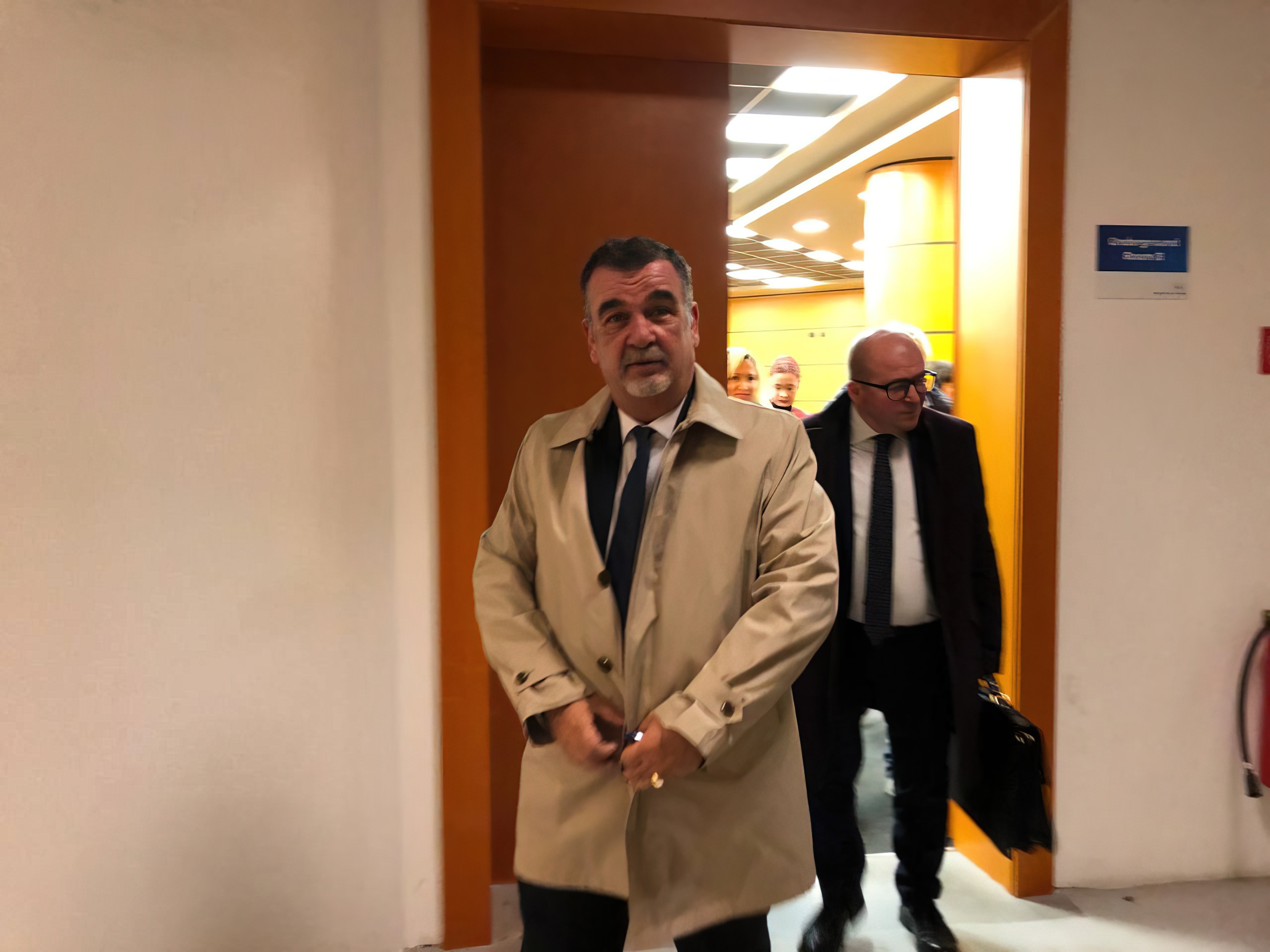 Humb jetën gjyqtari që u qëllua në sallë, plagosen dhe dy persona të tjerë