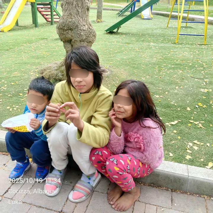 3 fëmijë të mitur enden të vetëm në rrugët e Korçës, kanë nevojë për ndihmë