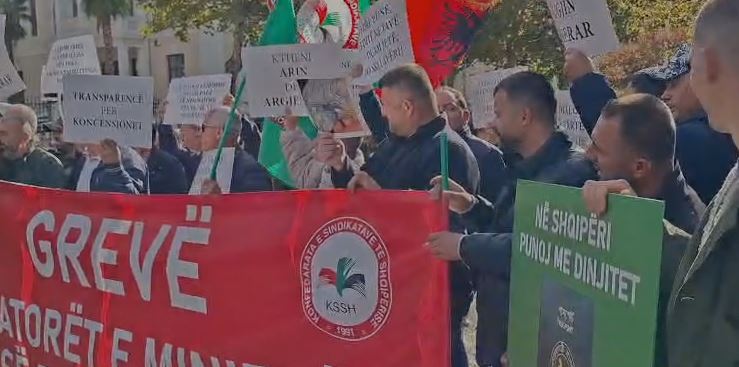 Minatorët e Spaçit protestë përpara Kuvendit: Na njihni kontratën kolektive dhe sindikatën