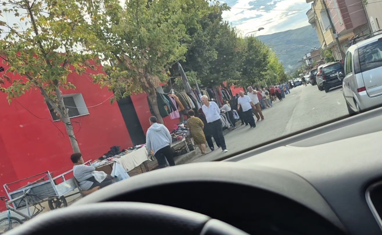 “Shitësit ambulantë kanë pushtuar trotuaret në Elbasan, s’kemi ku ecim me fëmijët”