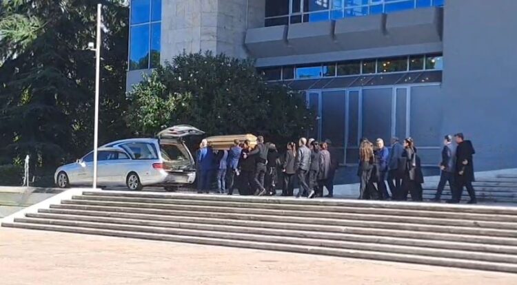 Përfundojnë homazhet, përcillet për në Shkodër arkëmorti i gjyqtarit Astrit Kalaja