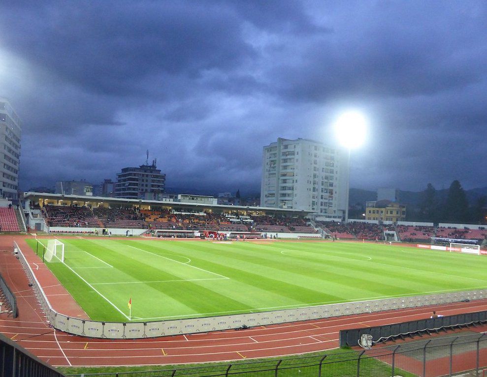 Tensione në “Elbasan Arena”, tifozët elbasanas kalojnë gardhin, tentojnë të përleshen me ata të Vorës!