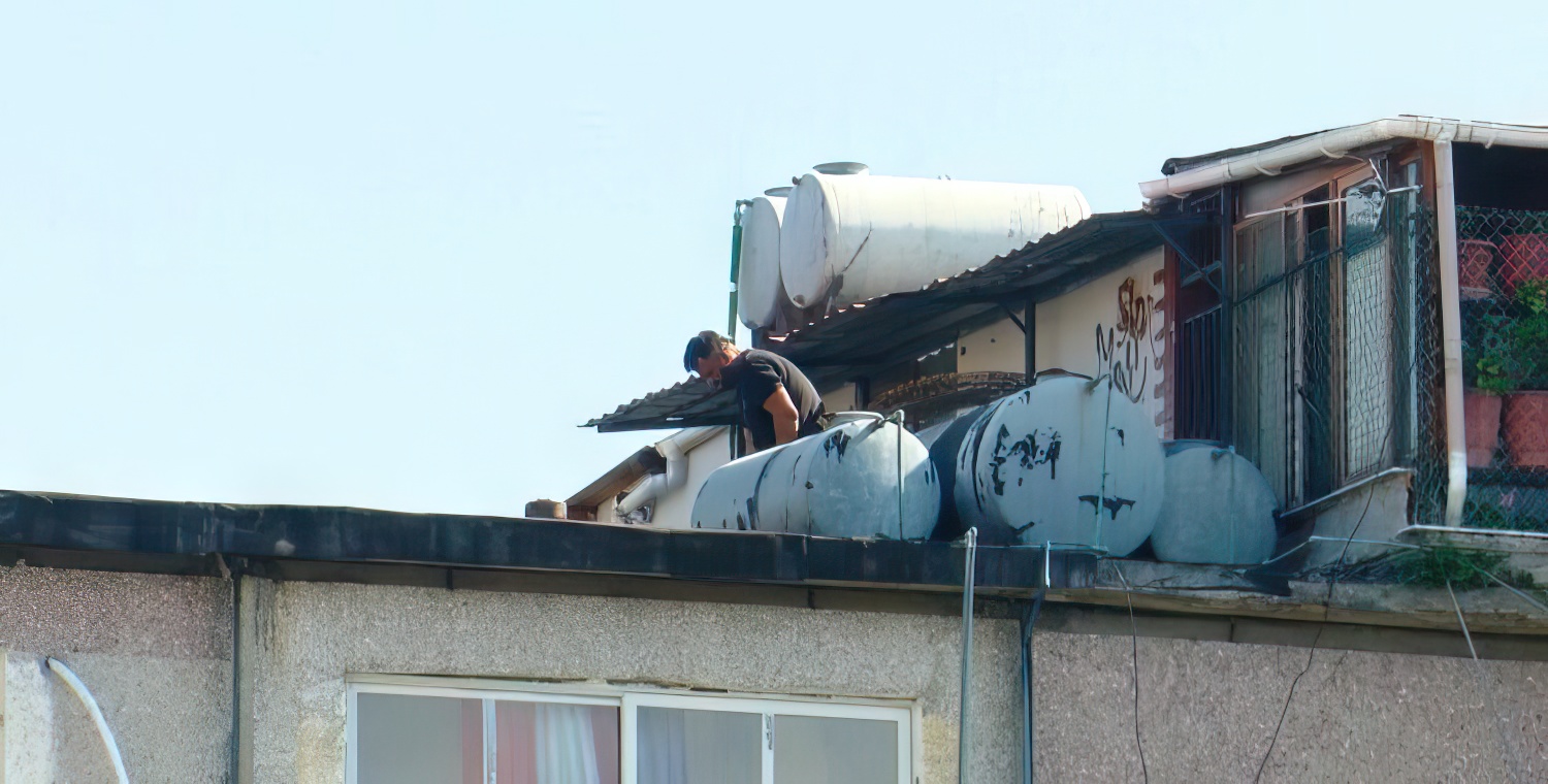 Tirana pa ujë, banorët: Jetojmë me bidona, UKT s’publikon as oraret