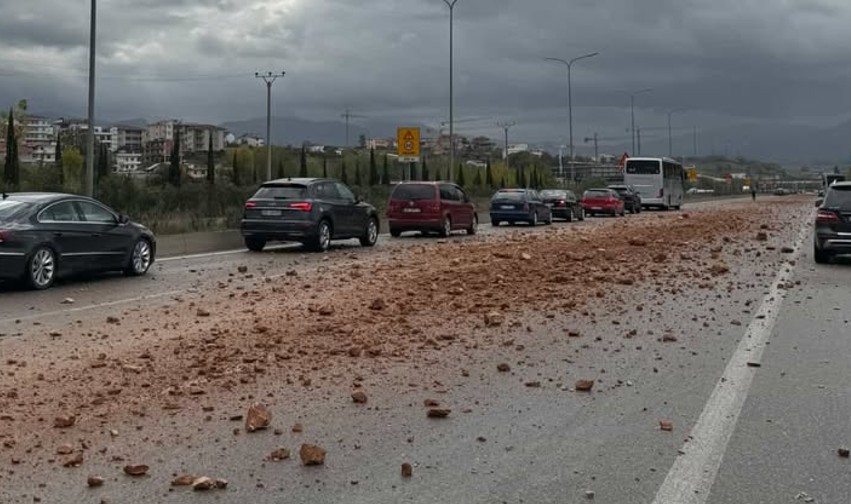Rruga drejt TEG-ut mbushet me gurë e tulla, shoferët rrezikojnë aksident