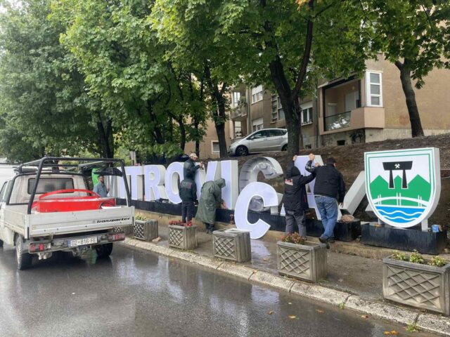 Largimi i mbishkrimit ‘Kosovska Mitrovica’ në Mitrovicë të Veriut