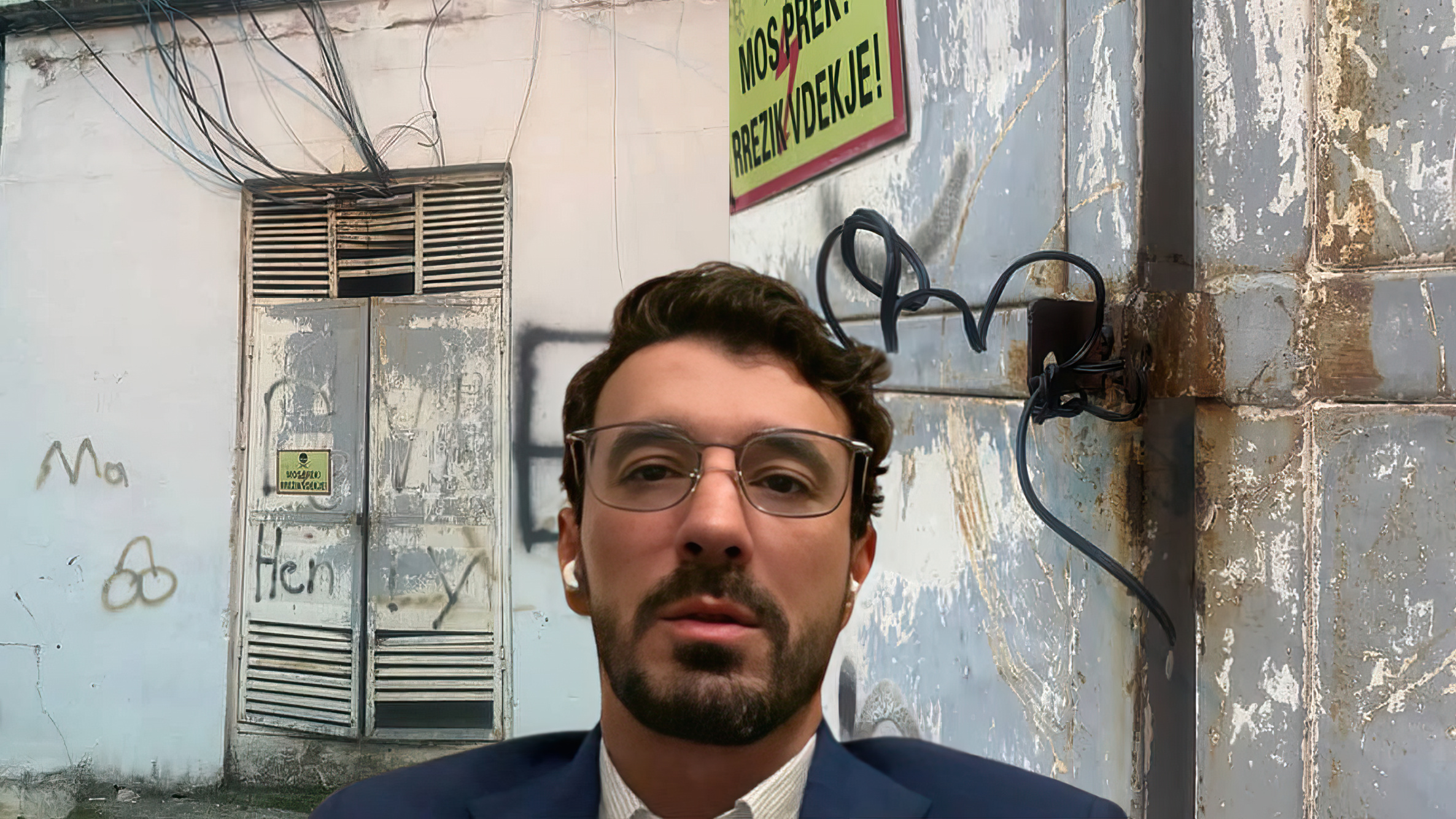 Kabina elektrike me derën hapur rrezikon fëmijët në lagjen pas ish-ekspozitës në Tiranë