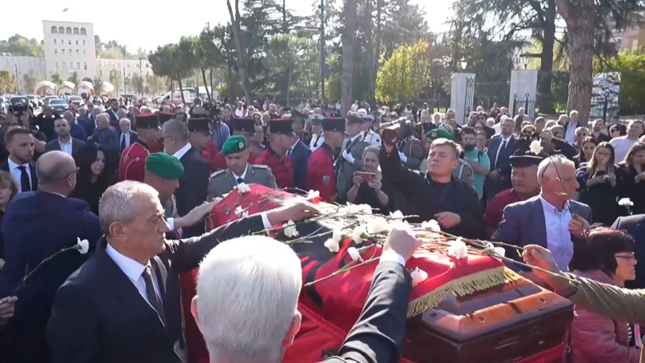 Nën tingujt e “I Did It My Way”, Fatos Nano përcillet për në banesën e fundit